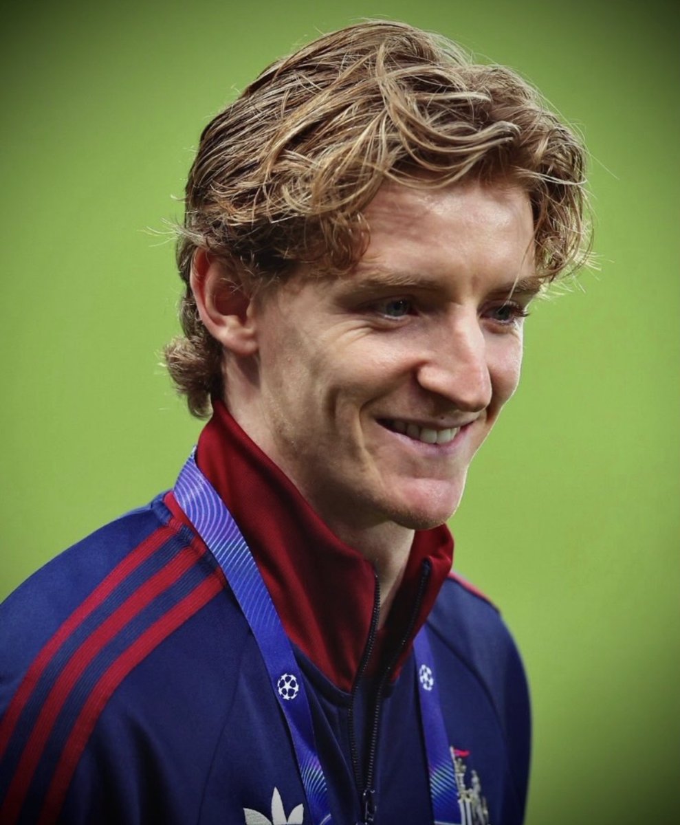GoalVersee's tweet photo. 🚨 OFFICIAL: Anotny Gordon becomes the first ever English player to receive a standing ovation from the  Spotify Camp Nou. 

It’s just match day 3. 🤩 https://t.co/nzpuA2I6Nl