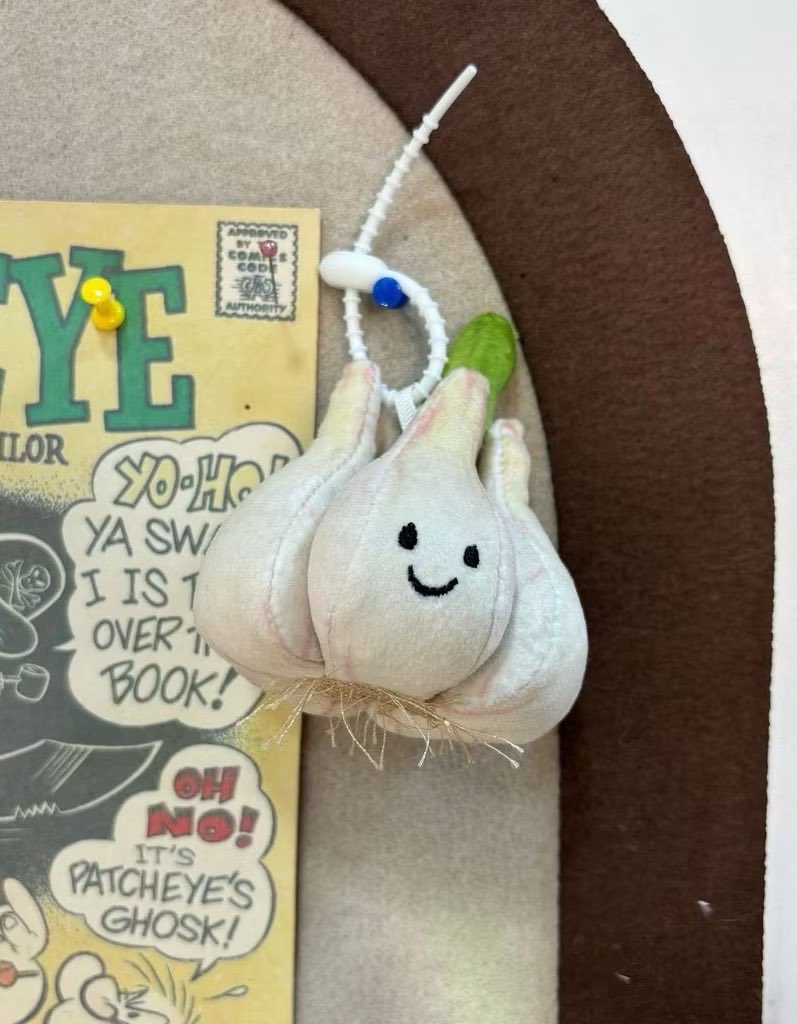 pathberry_'s tweet photo. Gak mau gemes sendirian… keychain bawang putih lengkap dengan akar dan siungnya 🧄🤍 https://t.co/31vGCLhYWV