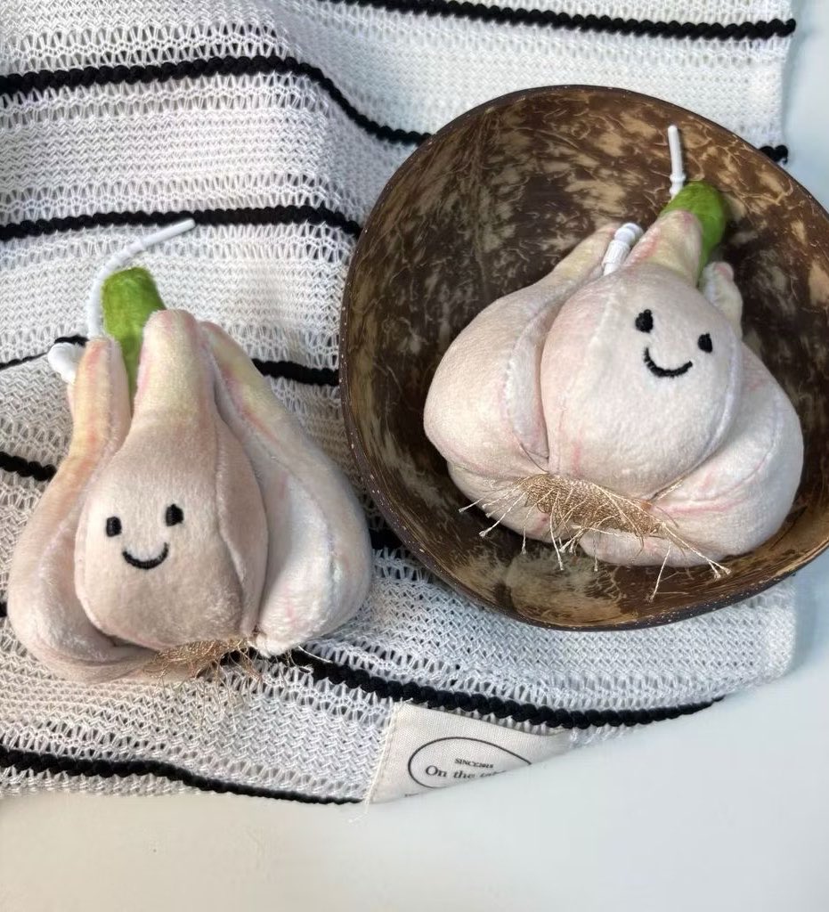 pathberry_'s tweet photo. Gak mau gemes sendirian… keychain bawang putih lengkap dengan akar dan siungnya 🧄🤍 https://t.co/31vGCLhYWV