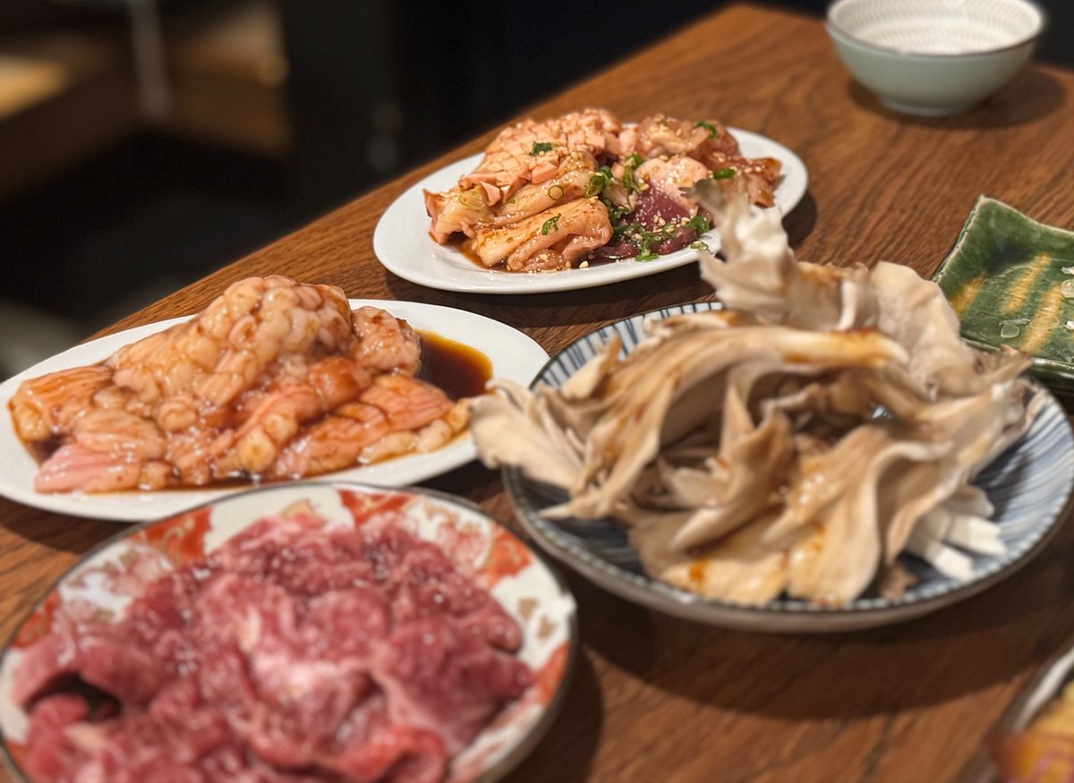 tabichef's tweet photo. 【難波の隠れた超名店】
予約困難で有名な焼肉「てつ腕」、2回転目を狙うと入れる確率高めです。
ホルモンは焼肉好きが「大阪で一番うまい」と口を揃えるほど段違いのクオリティ。 https://t.co/krH0fQXReW