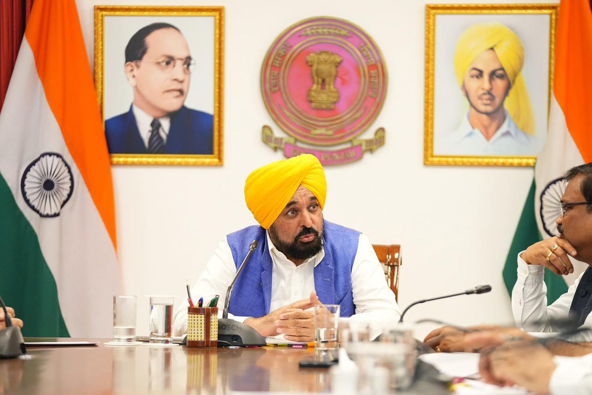 BhagwantMann's tweet photo. ਅੱਜ 'ਖੇਡਾਂ ਵਤਨ ਪੰਜਾਬ ਦੀਆਂ - 2026' ਦੇ ਆਗਾਮੀ ਸੀਜ਼ਨ ਦੀਆਂ ਤਿਆਰੀਆਂ ਨੂੰ ਲੈ ਕੇ ਅਧਿਕਾਰੀਆਂ ਨਾਲ ਇੱਕ ਅਹਿਮ ਮੀਟਿੰਗ ਕੀਤੀ ਅਤੇ ਪ੍ਰਬੰਧਾਂ ਦਾ ਜਾਇਜ਼ਾ ਲਿਆ...
ਸਾਡੀ ਸਰਕਾਰ ਪੰਜਾਬ ਦੀ ਜਵਾਨੀ ਨੂੰ ਖੇਡ ਮੈਦਾਨਾਂ ਨਾਲ ਜੋੜਨ ਅਤੇ ਸੂਬੇ ਨੂੰ ਖੇਡਾਂ ਵਿੱਚ ਮੁੜ ਨੰਬਰ ਵਨ ਬਣਾਉਣ ਲਈ ਲਗਾਤਾਰ ਉਪਰਾਲੇ ਕਰ ਰਹੀ ਹੈ... ਇਨ੍ਹਾਂ ਖੇਡਾਂ ਵਿੱਚ ਜੇਤੂ ਖਿਡਾਰੀਆਂ ਲਈ ਸ਼ਾਨਦਾਰ ਨਕਦ ਇਨਾਮਾਂ ਦਾ ਵੀ ਪ੍ਰਬੰਧ ਕੀਤਾ ਗਿਆ ਹੈ... 
ਮੇਰੀ ਪੰਜਾਬ ਦੇ ਸਾਰੇ ਨੌਜਵਾਨਾਂ ਅਤੇ ਖੇਡ ਪ੍ਰੇਮੀਆਂ ਨੂੰ ਅਪੀਲ ਹੈ ਕਿ ਇਨ੍ਹਾਂ ਖੇਡਾਂ ਵਿੱਚ ਵੱਧ-ਚੜ੍ਹ ਕੇ ਹਿੱਸਾ ਲਵੋ... ਦਿੱਤੇ ਗਏ ਕਿਊ ਆਰ ਕੋਡ (QR Code) ਨੂੰ ਸਕੈਨ ਕਰੋ ਅਤੇ ਅੱਜ ਹੀ ਆਪਣੀ ਰਜਿਸਟ੍ਰੇਸ਼ਨ ਕਰਵਾਓ... ਆਓ ਰਲ ਕੇ ਪੰਜਾਬ ਨੂੰ ਖੇਡਾਂ ਦਾ ਸਿਰਮੌਰ ਬਣਾਈਏ...