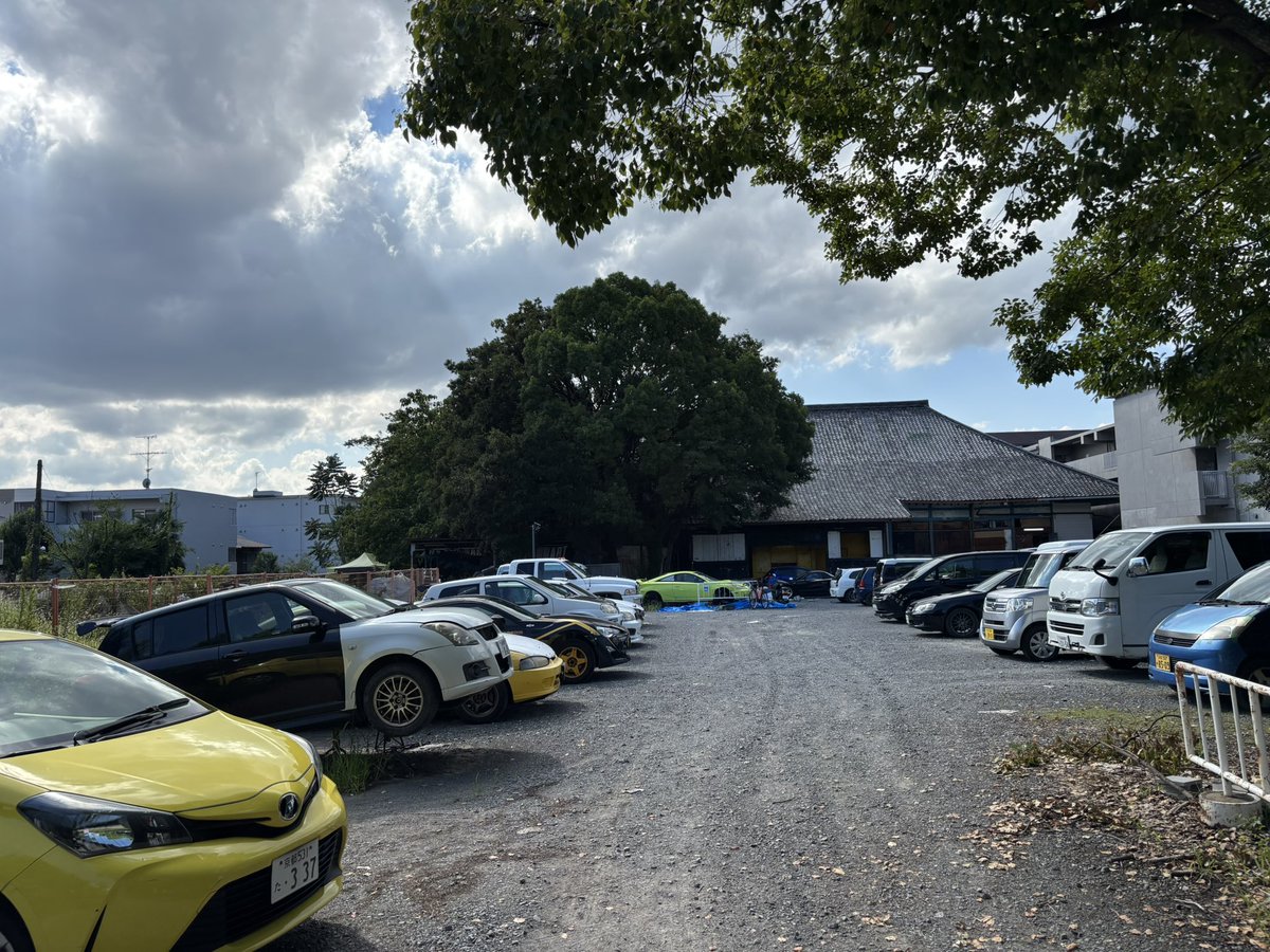 Letudeestunjeu's tweet photo. 久しぶりに京大のキャンパスを歩き回った感想。むかしカオス度70%、いま7%。むかしの教養部の図書館（今の吉田南総合図書館）は誰でも入れるゆるい雰囲気で、近所の高校生のカップルが放課後よくイチャイチャしていたが、そんなの今では考えられない。休みの間もいつもダラダラ開いていた中央食堂も今は休み中は閉店。ダラダラするとこないやん笑。
むかしは門も建物も教室も365日24時間開いていて、よく教室に夜中に集まったり泊まったりしたものだが、いつの間にかすべてカギがかけられるようになった。
またキャンバス内にはホームレスやわけがわからない人たちが暮らしていたが、今はおそらくそんな人たちは締め出されるのだろう（もっとも居心地が悪くて来たいとも思わないかもしれないが）。
京大に限らず東大も含めていろんな大学に僕たちは夜中に忍び込んだりしていたものだが、むかしの大学には誰でも受け入れる包容力のようなものがあった（現状は知らないが、海外ではコロンビア大学もウィーン大学もそうだった）。京大では籍もないのに普通に授業を受けているやつがいたし、僕たちは基本的にどの学部の授業でも「興味があります」と言ったら教授たちから歓迎された。
「貧すれば鈍する」の部分もあるだろうが、タテカン禁止や吉田寮解体に見られるように反動的な力が働いていることも否めない。
機能性と効率性から言えば、キャリアの一環として勉強する場所としては今の方がすぐれているのかもしれないが、大学を専門学校のようにしてムダをなくしたことで失ったものも大きいと考えるのは僕だけではないはず。みなさん、どう思いますか？