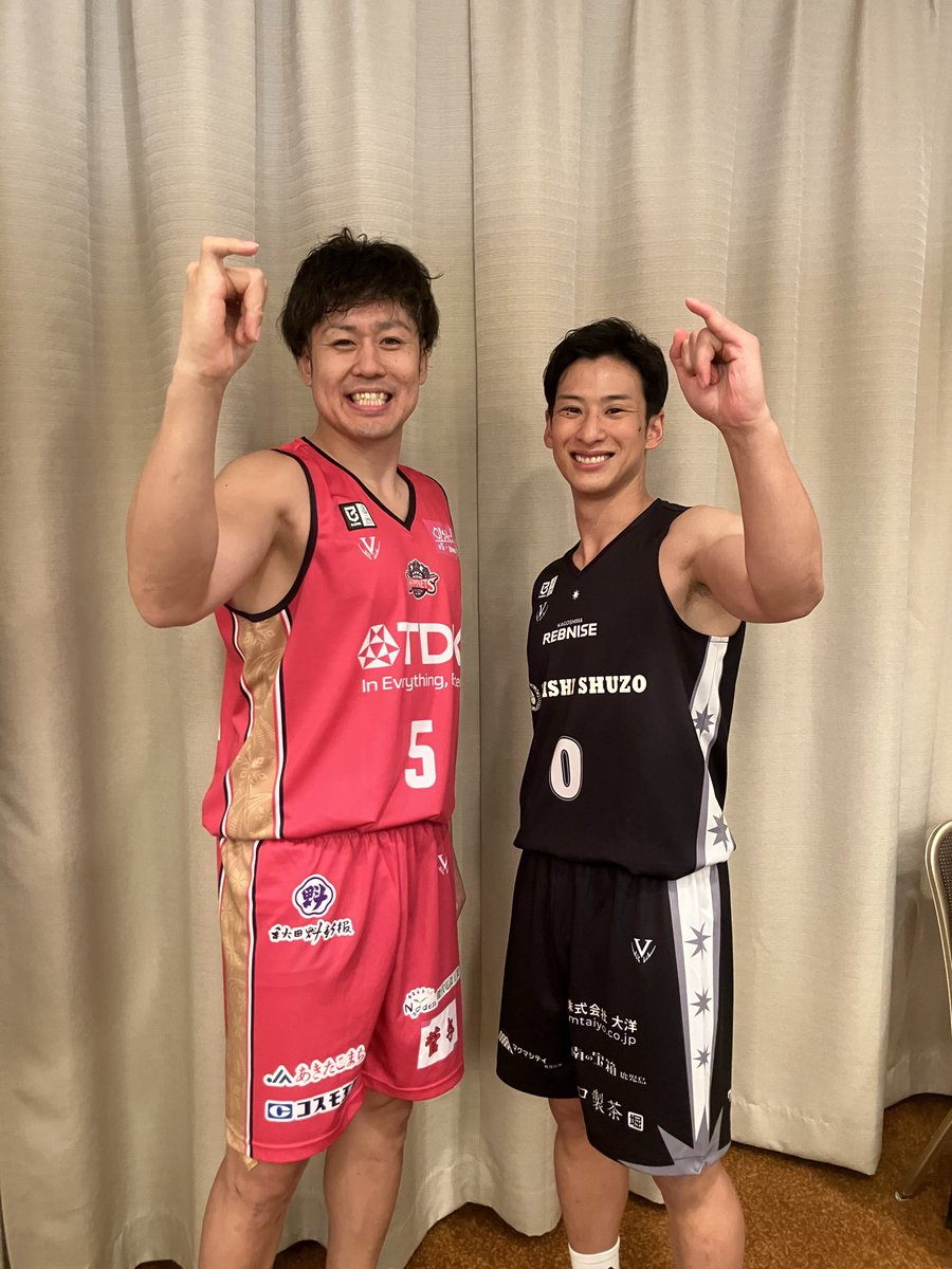 kg_rebnise's tweet photo. ／
りそなグループ B.LEAGUE 2026-27 SEASON TIPOFF CEREMONY
＼

#0細谷将司 選手が会場で写真撮影中📸🌋

#秋田ノーザンハピネッツ  #田口成浩 選手、#茨城ロボッツ #長谷川暢 選手、 #仙台89ERS #シェーファーアヴィ幸樹 選手、#福井ブローウィンズ  #川島聖那選手と🤝

📅9/1(火）
🕖17:05〜配信中
🎥Bリーグ公式YouTubeにて配信

https://t.co/SJEKat52FZ

 #鹿児島レブナイズ  #Bリーグ #TIPOFFセレモニー