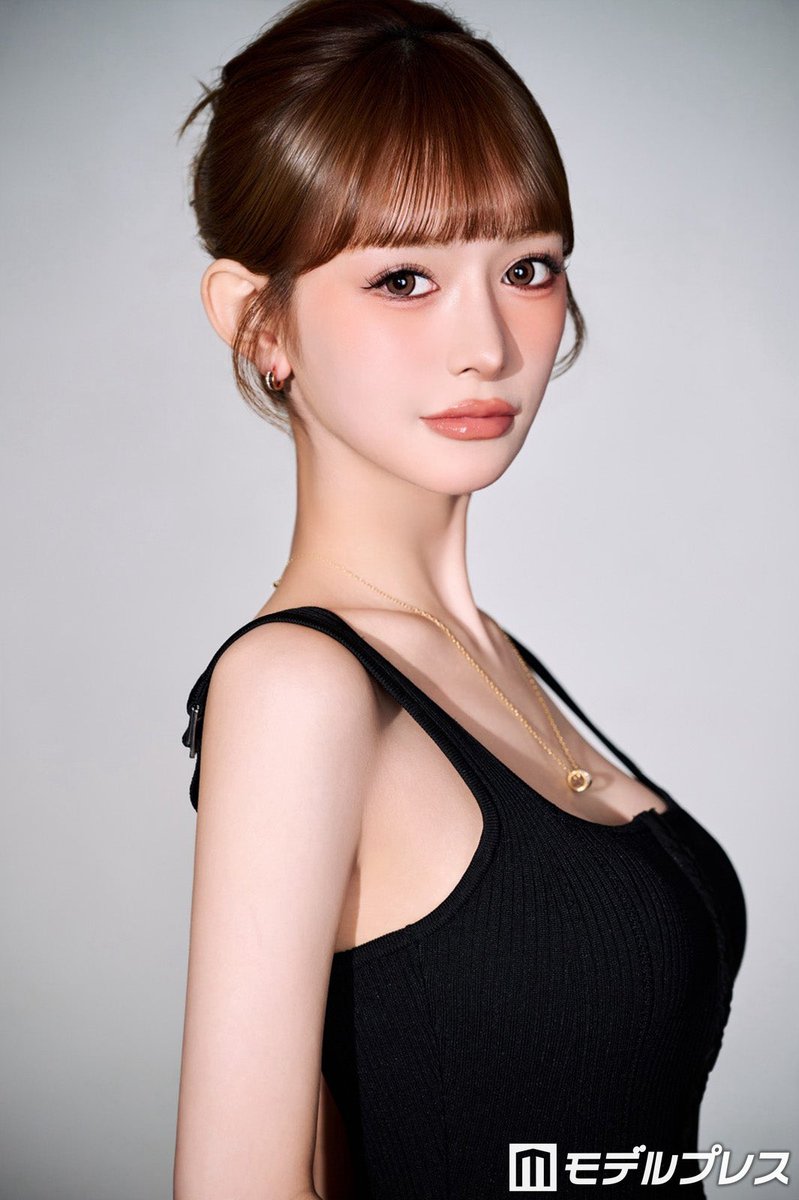 modelpress's tweet photo. 【六本木「Baron ROPPONGI」荻野目】

愛沢えみり絶賛の逸材
19歳大型新人キャバ嬢🥂
https://t.co/IpEwFfmdaD

六本木で仕掛けるセルフプロデュース術
＆最強マインド✨️

「メンタルめちゃめちゃ強いです（笑）。昔から何も気にしない性格でしたし、嫌なことがあっても引きずる時間が無駄なので『次、次！』って考えています。この間お客様にLINEをブロックされた時も気にせずにいたら、結局は戻って来てくれました」

六本木挑戦のきっかけは赤坂勤務時代の客
「その方は赤坂のお店に普段来ないけど、たまたま来店されて、それがたまたま私の出勤日だったんです。私が今までキャバクラをやりたかった熱意を語ったら興味を持ってもらい、私も好きになりそこから1年くらいお付き合いしていました。本当に運命だったなと感じます」