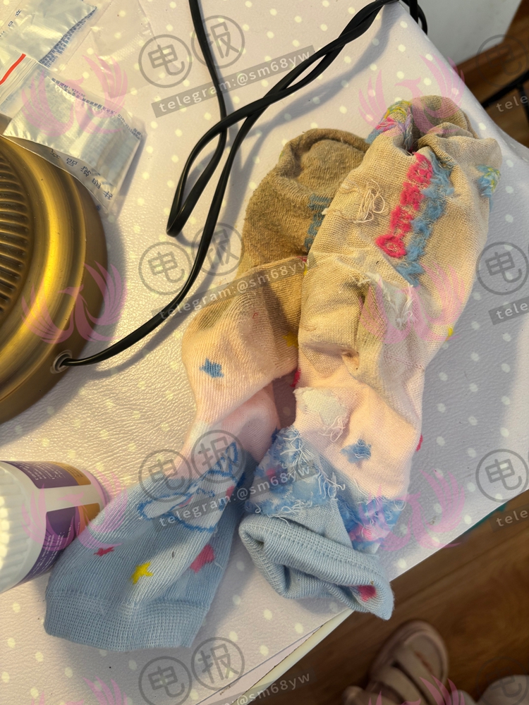 6624_fan's tweet photo. 下午没啥事一个人窝在家里，窗帘半拉着，小猫咪在地下扑影子玩儿~我穿着棉袜蓝布裙子👗盘腿坐在椅子上，吃着西瓜🍉，床单是昨天刚洗的没有放柔顺剂可以闻到👃那股原始的原味棉布的味道! https://t.co/4DwHUKEw5r