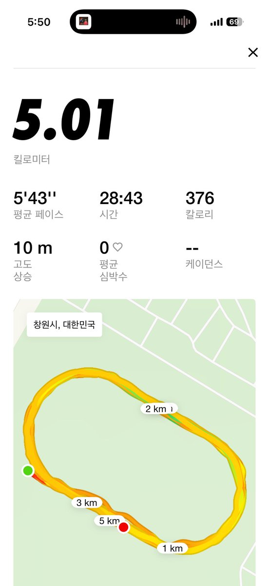 tyimgy's tweet photo. 땀 개많이흘려서 택시를타도 민폐고 버스를타도 민폐라서 집까지 걸어가야함 https://t.co/Pve4ZSTAAs
