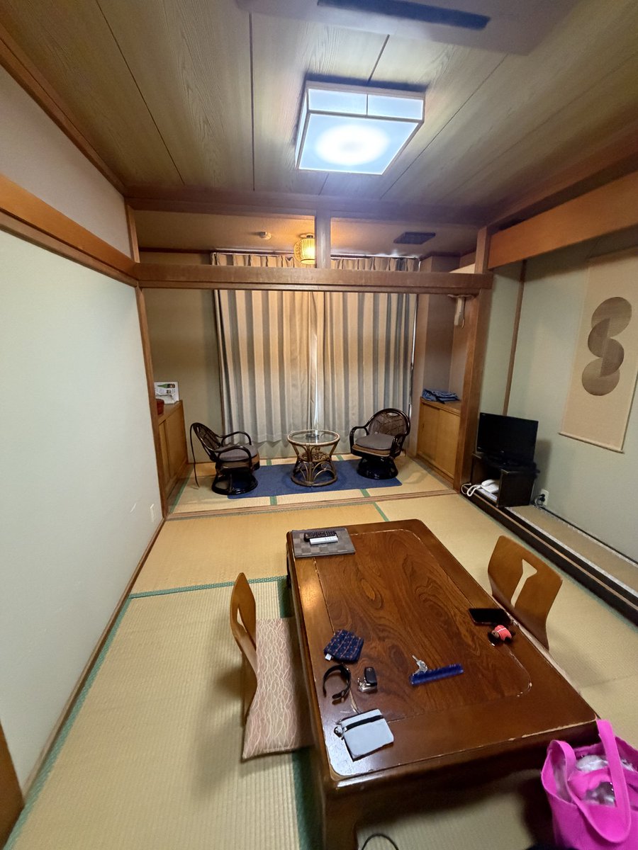 hamayudesu's tweet photo. 今日の宿素晴らしすぎるかも
千葉県の海沿い、部屋からの景色がこれ
天然温泉(貸切)
風呂上がりにビール🍻 https://t.co/7krzvjqdUV