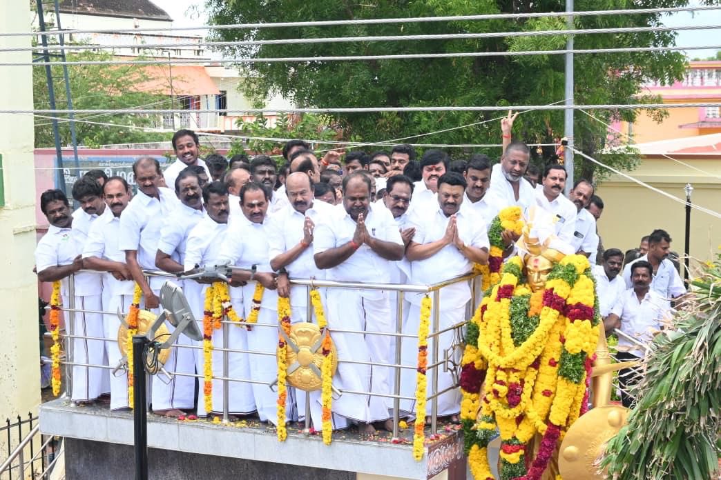 EPSTamilNadu's tweet photo. இந்திய விடுதலைக்காகத் தெற்கிலிருந்து வீறுகொண்டு எழுந்த நெற்கட்டான் செவலின் மாவீரர், இளம் வயதிலேயே துணிச்சலோடு “வெள்ளையனே வெளியேறு”என வீர முழக்கமிட்டதோடு, 

போர்க்களத்தில் வீழ்த்தவே முடியாத தீரராகத் திகழ்ந்து, வீரத்தில் மட்டுமல்லாமல் இறைபணியிலும் சிறந்து விளங்கிய மாமன்னர் பூலித்தேவன் அவர்களின் பிறந்தநாளில், அவர்தம் வீரத்தையும் தியாகத்தையும் போற்றி வணங்குகிறேன். 

தென்காசி மாவட்டம், 'நெற்கட்டும்செவல்' என்ற இடத்தில் அமைந்துள்ள மாமன்னர் பூலித்தேவன் அவர்களுடைய திருஉருவச் சிலைக்கு, @AIADMKOfficial சார்பில் தலைமைக் கழக நிர்வாகிகள் மாலை அணிவித்து மரியாதை செலுத்தினார்கள்.
@AIADMKITWINGOFL