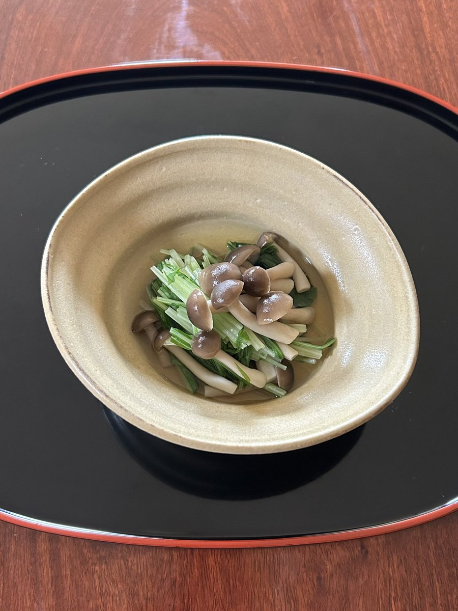 8FvyFWBIwqYqCK1's tweet photo. 「ビストロ・カナ」
長月朔日
二百十日
本日和食！
神奈川釣り鯵の刺身、
ぶなしめじと水菜の煮浸し、
焼き茄子糸削り添え、
定番
ぶっかけとろろ蕎麦。 https://t.co/BMe7HVgWut