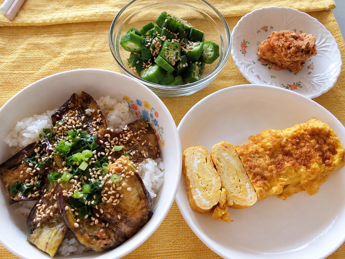 Yn9bR1's tweet photo. 本日の夜ご飯🌙🍚
れなが作りました☺️なすの照り焼き丼、オクラのポン酢あえ、余ったからあげ、卵焼き🥚
うーん、全体的にしょっぱかった失敗。 https://t.co/NNH7AyCwWR