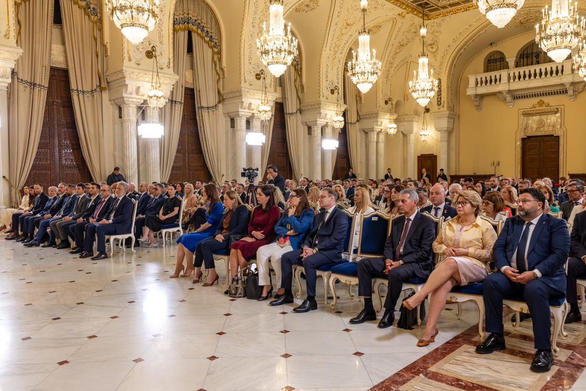 NicusorDanRO's tweet photo. I-am primit astăzi, la Palatul Cotroceni, cu ocazia Reuniunii Anuale a Diplomației Române, pe reprezentanții misiunilor noastre diplomatice, cărora le-am transmis care sunt direcțiile esențiale ale politicii externe a țării noastre. 
Cele trei obiective majore ale României sunt, așadar, consolidarea securității, susținerea comunităților românești din afara granițelor și diplomația economică. 
România este un contributor la securitatea transatlantică, la securitatea Flancului Estic și a regiunii în care ne aflăm. În ceea ce privește Parteneriatul cu Statele Unite, care este foarte important pentru România, am progresat și, pe viitor, ne dorim ca, dincolo de colaborarea în zona de securitate, să avem o prezență economică mai importantă a companiilor americane în țara noastră.
În actualul context geopolitic, ne concentrăm pe parteneriate bilaterale cu componentă de apărare, care să consolideze securitatea pe care ne-o oferă participarea în formate multilaterale. Combaterea amenințărilor hibride, inclusiv din zona cyber și de dezinformare, rămâne o prioritate. 
În ceea ce privește relația noastră cu Uniunea Europeană, urmează un an important, cu decizii majore care privesc bugetul european pentru perioada 2028-2034. Sprijinim procesul de integrare pentru Republica Moldova, Ucraina, Balcanii de Vest, fără să ne abatem de la principiul aderării bazate pe merit.
Sunt două formate internaționale prioritare pentru noi - OCDE, unde am îndeplinit toate condițiile tehnice și așteptăm în curând decizia politică pentru integrare. Organizația Internațională a Francofoniei este o altă miză pentru România. Avem un candidat foarte bun pentru poziția de secretar general și e important ca eforturile noastre diplomatice să meargă în această direcție.
În ceea ce privește relația cu comunitățile românești din afara granițelor, am realizat un progres semnificativ în relația cu Ucraina, cu consecințe benefice pentru minoritatea românească din țara vecină. Ucraina sărbătorește 31 august, începând de anul acesta, ziua Limbii Române, și acele îngrijorări cu privire la școala în limba română cred că s-au risipit în bună măsură.
În țările în care avem comunități mari de români, trebuie să optimizăm serviciile consulare.
În domeniul diplomației economice, există oportunități care se deschid odată cu tratatele semnate de Uniunea Europeană în raport cu Mercosur, cu India, Indonezia, Australia și alte piețe relevante. De aceea trebuie să ne concentrăm eforturile astfel încât să optimizăm atât prezența companiilor românești pe aceste piețe, cât și atragerea de capital în România.
Criza politică prelungită a condus la amânarea atât a rotației diplomaților, care ar fi trebuit să aibă loc în cursul acestei veri, cât și a rezolvării unor chestiuni logistice, administrative și de finanțare de către Ministerul de Externe.
