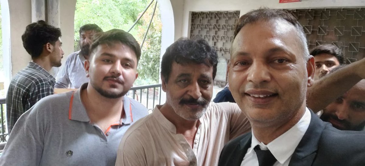 bach64761's tweet photo. شفقت بھائی کو عدالت پیش کیا گیا 
لیکن افسوس کہ 2 دن کا ریمانڈ دے دیا گیا 
شفقت بھائی الحمداللہ حوصلے میں تھے باقی ہر مظلوم کے ساتھ کھڑے ہونا فرض ہے 
ایڈووکیٹ یوسف وائیں اور ملک پرویز پیش ہوئے 
انشاءاللہ مشکل وقت ہے گزر جائے گا https://t.co/HSjcLZUAdC