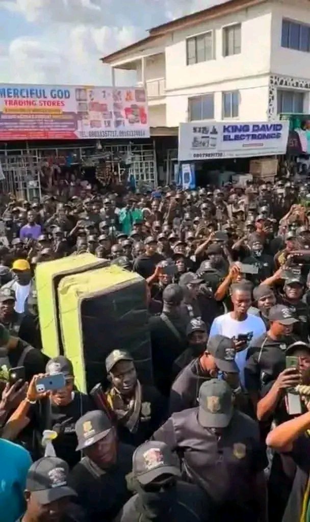 adedayo_viktor's tweet photo. Breaking News: The terrorist group known as "Iru Ekun," led by Sunday Igboho, is planning to set up operations in Edo and Delta States. This is a heads-up for everyone in Edo/Delta to remain cautious about this group, whose aim is to push people into their made-up Oduduwa nation. https://t.co/HDYWOkJJyY