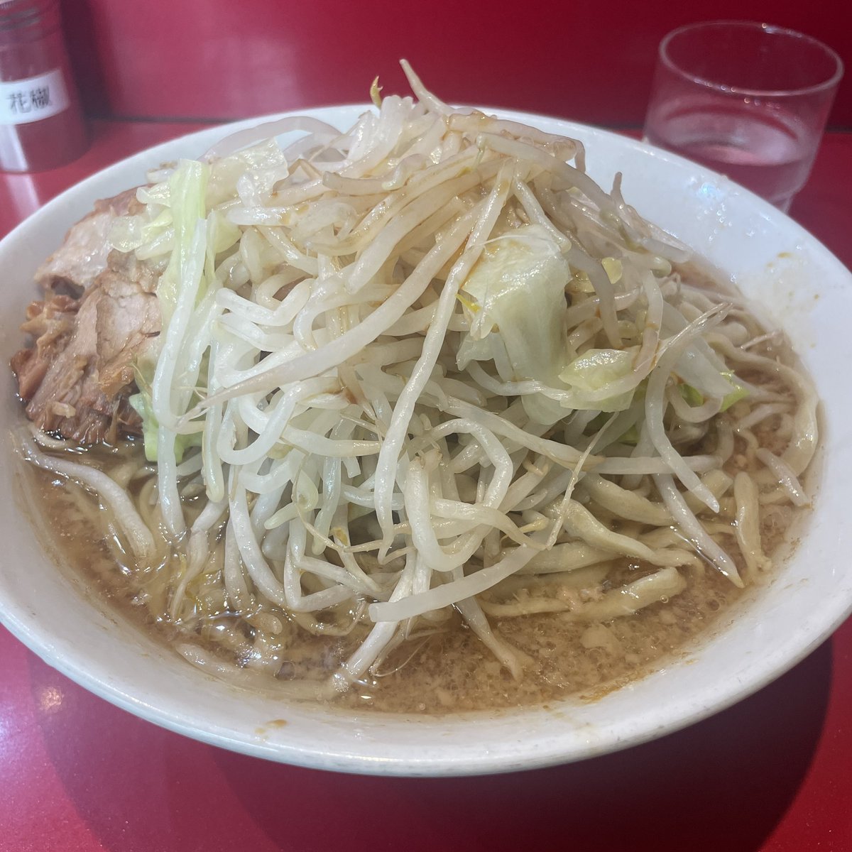 GOOOFY_YBF's tweet photo. 味わってみるべし！西台二郎
言葉じゃない感じ。まとまりのある破壊系。スープが若干赤みがかってるんですよ、ちょい乳化？うんめえ！評判高い豚も一口かじれば納得の肉料理。脂身の方も今度食べたいな。
「レンゲなし」も、久々に見ると助かりますよね笑(？)
ごちそうさまでした！ https://t.co/So8hjGi0d1
