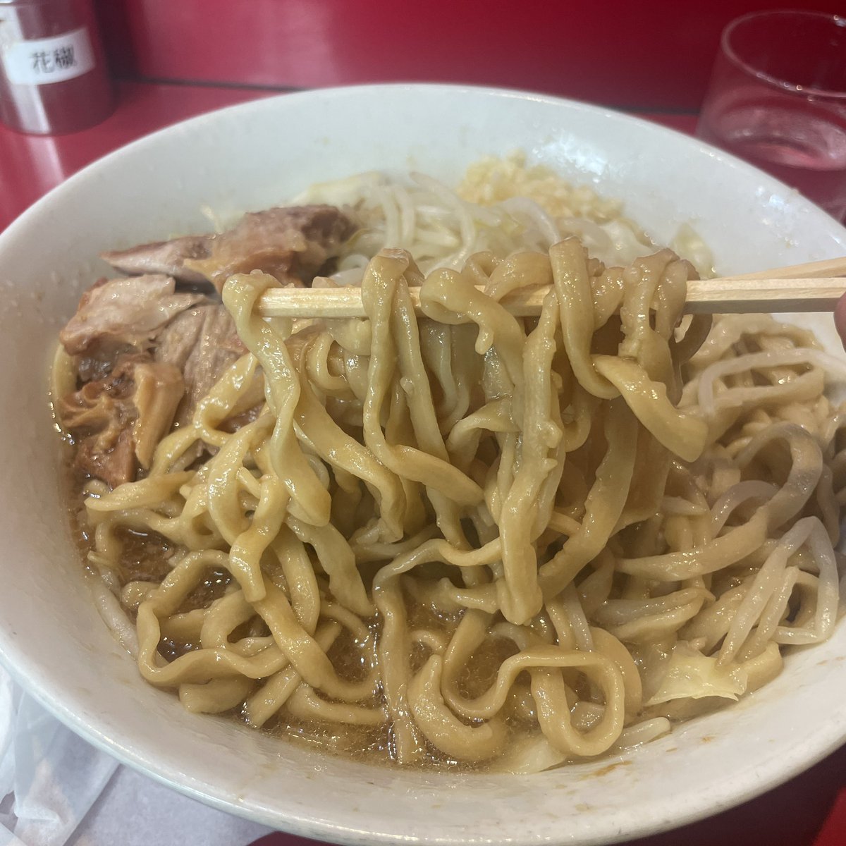 GOOOFY_YBF's tweet photo. 味わってみるべし！西台二郎
言葉じゃない感じ。まとまりのある破壊系。スープが若干赤みがかってるんですよ、ちょい乳化？うんめえ！評判高い豚も一口かじれば納得の肉料理。脂身の方も今度食べたいな。
「レンゲなし」も、久々に見ると助かりますよね笑(？)
ごちそうさまでした！ https://t.co/So8hjGi0d1