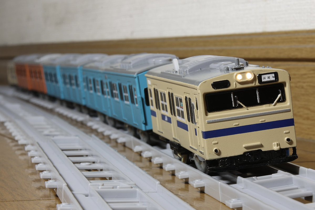 Rose_RukaA's tweet photo. 【新作】
103系 (元E38編成/吹田出場試運転時仕様)

E38編成が譲渡後、各地へ転配される前に行われた試運転時仕様を製作。
先頭車にスカート設置、クーラーキセ形状の正規化を行い、瀬戸内色/青22号/朱色1号の3色の混色編成を再現しました。

詳細はツリーへ↓
#改造プラレール
#103系
#UNCO01 https://t.co/wdEpVHHcyx