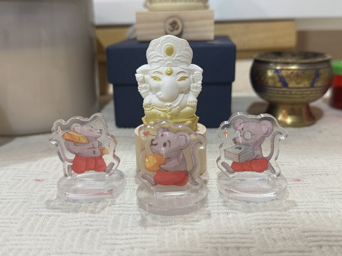 peachmuujai's tweet photo. วันนี้มีคำถามจากทางบ้านว่า :
พี่หนูสูงกว่าองค์สิทธิรึเปล่า ต้องหาฐานเพิ่มมั้ยคะ? 
: พอดิบพอดีเบ๋ยค่า ปูผ้ารองก็ครบทีมเด้อ แก้งค์นี้เกียมขนเงินขนงานขนความสุข 

และพีชผู้ชอบพี่หนูกล้ามมาก ก็ทำลายเสื้อหน่อยย ไปเจอเสื้อสีแดงละอยากจะสกรีนเสื้อใส่ไปหาป๊าที่อินเดีย ฟิลๆว่า หล่อรวยมุมไบจะเด็จแล้ว 555555

อ่ะ ถ้าสีเสื้อเปลี่ยน สีกายป๊าก็เปลี่ยน เริ่ดเลยล่ะ✨ 

รอเสื้อสกรีนเสร็จละจะมาอวดโฉมน้า
ปล ยังบ่มีขายนะคะ แต่ถ้าสนใจกันเยอะ อาจจะเปิดจอง ฮี่ๆ ก็เม้นบอกกันได้เด้อ😉