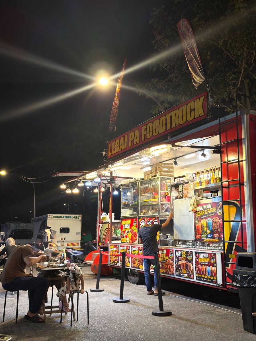 mhmmdhsm's tweet photo. Tak beragak foodtruck jual Teh O Ais RM10 kalah foodfest dah ni. Tanda harga pun tak letak dengan botol air mineral letak dkt bawah bancuh air je ramai juga complain benda sama. No wonder kedai lebai nak g haji balik hari https://t.co/ERHKMIkMox