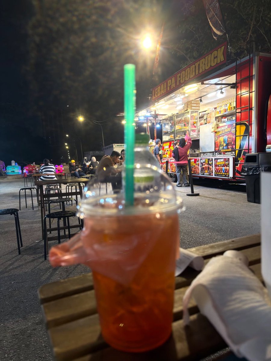 mhmmdhsm's tweet photo. Tak beragak foodtruck jual Teh O Ais RM10 kalah foodfest dah ni. Tanda harga pun tak letak dengan botol air mineral letak dkt bawah bancuh air je ramai juga complain benda sama. No wonder kedai lebai nak g haji balik hari https://t.co/ERHKMIkMox