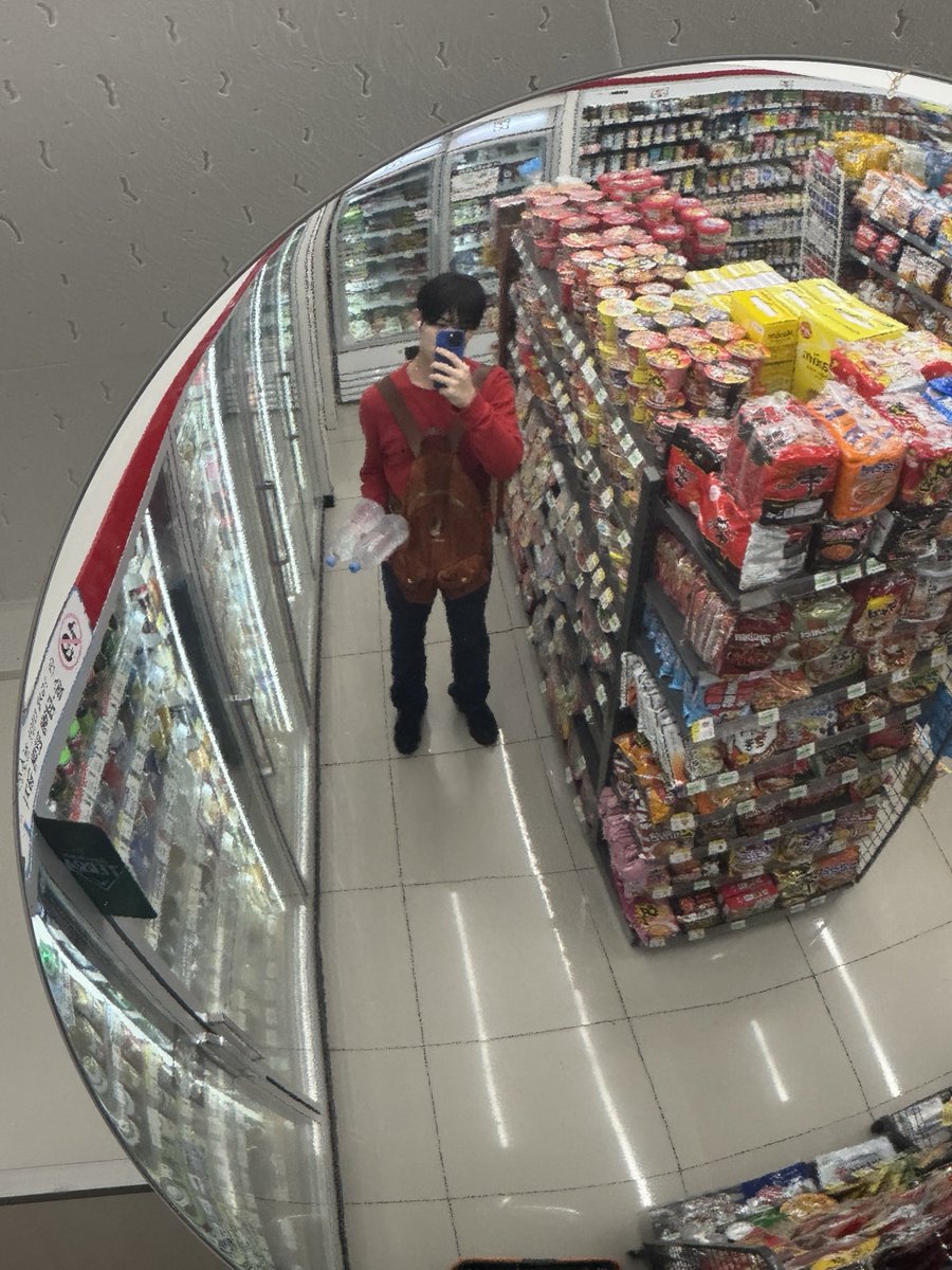 jjeoxm's tweet photo. 민제 피부관리 때매 물 열심히 마시는거 다 알지~ https://t.co/qOfWM74u9z