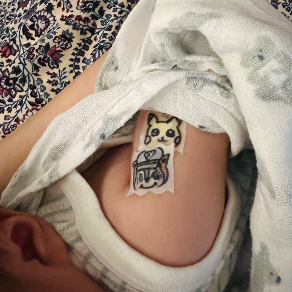 tanutanu_0707's tweet photo. はじめての予防接種よく頑張りました🥹

病院でもらった手描きのシールが可愛かったけれど、ピカチュウ以外ひとつもわからなかったのでママ勉強するね🫶✨ https://t.co/MaxJ1bAUYq