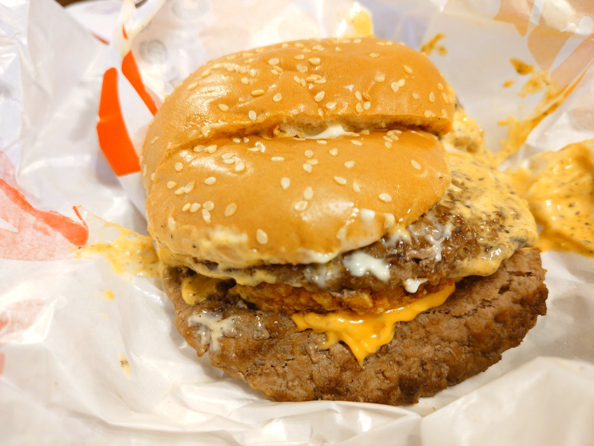 L3OMiOrgWp57629's tweet photo. 旨い！でも名前長くない？「ダブルビーフ＆ハッシュbig mouthダーティ」って、、、ジョジョのスタンド名みたいになってるぅぅぅっ！
＃バーガーキング
＃ジョジョ https://t.co/fJlJEFXxSE