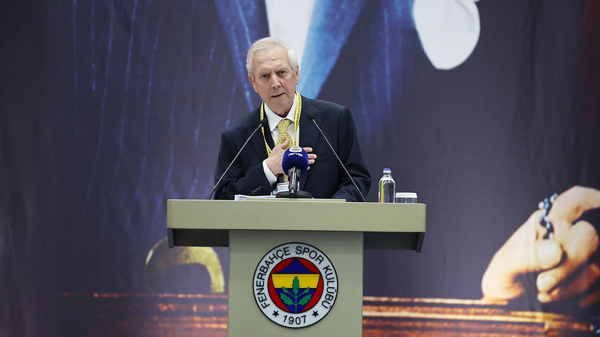 fenermarkajorg's tweet photo. 20 senelik Fenerbahçe Başkanlığını riske atarak girdiğin bu yolda kadromuz iyi ama eksiklerimiz var minimum 2 transfer lazımken, yöneticin transferi kapattık diyor başkan. Bu rezilliktir.

Sen kendini düşünmüyorsan, biz seni artık hiç düşünmeyiz. https://t.co/isMfNKcIa1