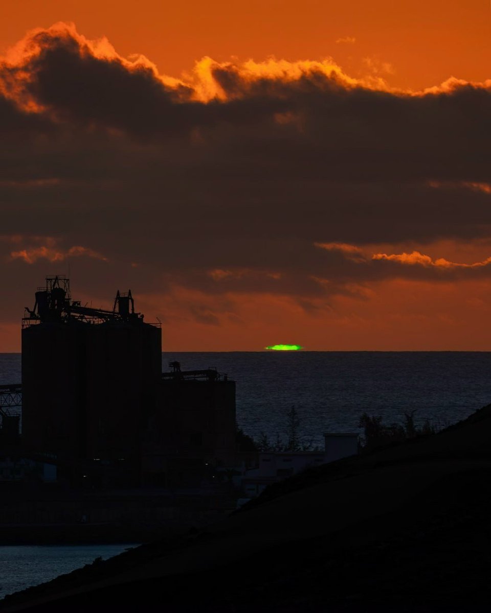 konstructivizm's tweet photo. Catching the green flash: myth or reality? 🌅

This unique atmospheric phenomenon lasts just a couple of seconds at sunset or sunrise. The green flash occurs due to the refraction of sunlight in the atmosphere, allowing the shorter wavelengths of the spectrum to reach the observer just before the sun disappears below the horizon.