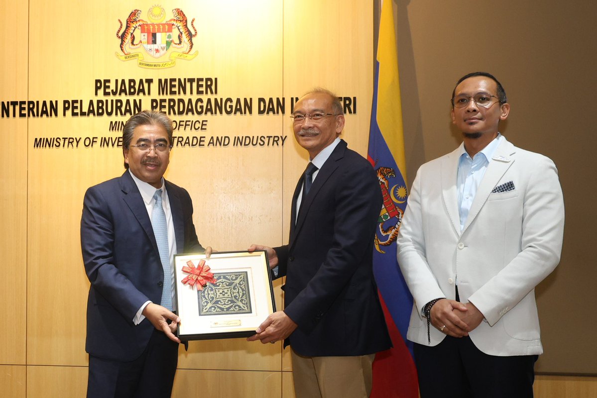 MITIMalaysia's tweet photo. Menteri Pelaburan, Perdagangan dan Industri, YB Datuk Seri Johari Abdul Ghani, menerima kunjungan hormat daripada Majlis Perniagaan Malaysia–Brunei Darussalam (Malaysia-Brunei Darussalam Business Council – MBDBC) dan Majlis Perniagaan Brunei Darussalam-Malaysia https://t.co/mjjH3gAobx