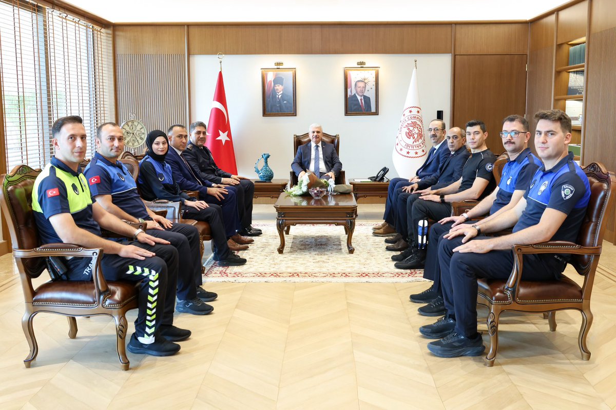 TCKonyaValiligi's tweet photo. Valimiz İbrahim Akın, her yıl 1-7 Eylül tarihleri arasında kutlanan Zabıta Haftası münasebetiyle Konya Büyükşehir Belediyesi Zabıta Daire Başkanı Yavuz Kızılaslan ve zabıta personelini makamında kabul etti.

➡️ https://t.co/2ED3vs3ger

@Vali_Akin https://t.co/Hxej3qwrSx