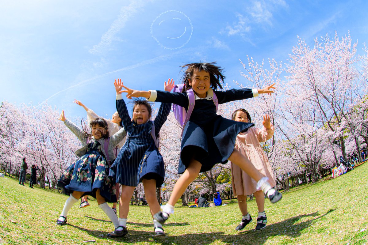 Yoshi_MUROYA's tweet photo. 【今週末からスタート！】
「Fly for ALL #大空を見上げよう in 千葉」各市の上空予定時刻をもう一度チェックしてください！

-----------------------
12:00頃 鴨川
12:11頃 袖ケ浦
12:19頃 千葉
12:25頃 船橋
12:30頃 浦安
12:39頃 柏
12:49頃 成田
12:57頃 香取
-------------------------

お昼休みに空が見える場所を探してみてください！

#大空を見上げよう #室屋義秀 #千葉