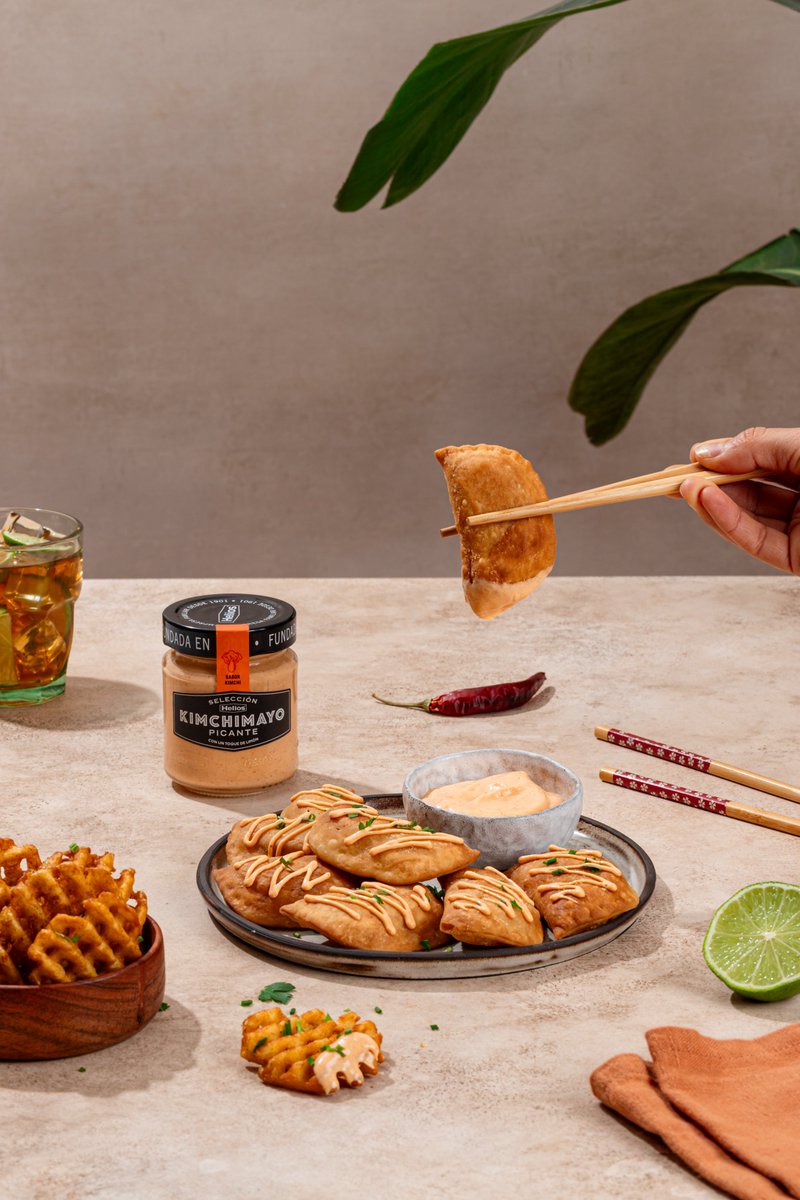 helios_es's tweet photo. ¿Eres de los que siempre buscan darle un toque diferente a sus platos? 🌶️Entonces tienes que probar nuestra nueva Kimchimayo Helios: cremosa, picante y con ese toque ácido que engancha desde el primer bocado. Descubre más sobre ella aquí 👉 https://t.co/YUmadnujbQ https://t.co/asvgS2x3HG