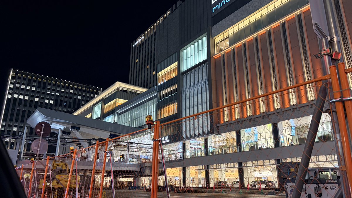 revareva_sashi's tweet photo. 広島の再開発成功しすぎ。
駅前だけだと札幌以上になって、博多のクオリティと並んだ感ある。路面電車が2階に乗りつけてくるのいいね。 https://t.co/REUaioqspf