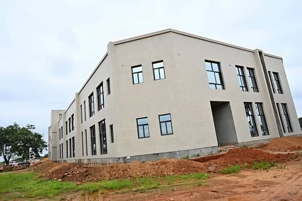 Monafrique8's tweet photo. 🇨🇮🚛 Ferkessédougou : le futur hub logistique de l’Afrique de l’Ouest !

🏗️ 732 hectares | 🚧 +30 % d’avancement | 👷 +71 000 emplois attendus.
🌍 Un projet majeur pour connecter la Côte d’Ivoire au Sahel.
#CIV #Ferkessédougou #PND https://t.co/wpFqn6hV0Z