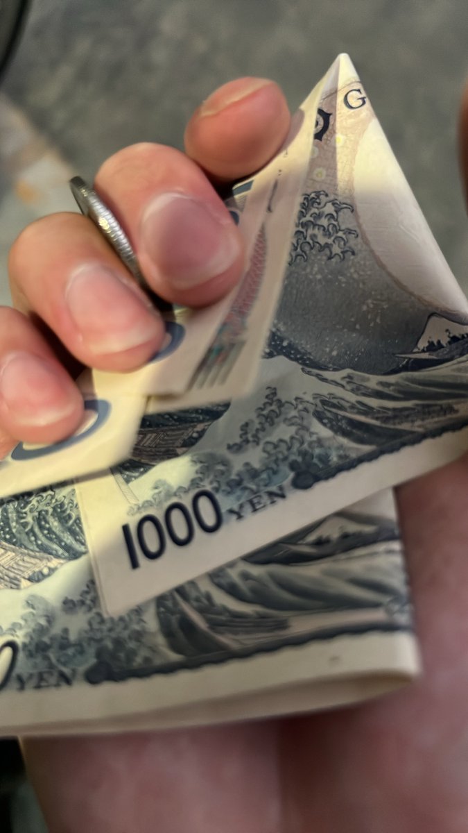 kaku_kaku_neet's tweet photo. キチガイだから現金そのまま持ち歩いてる https://t.co/uaXBPCUcqy
