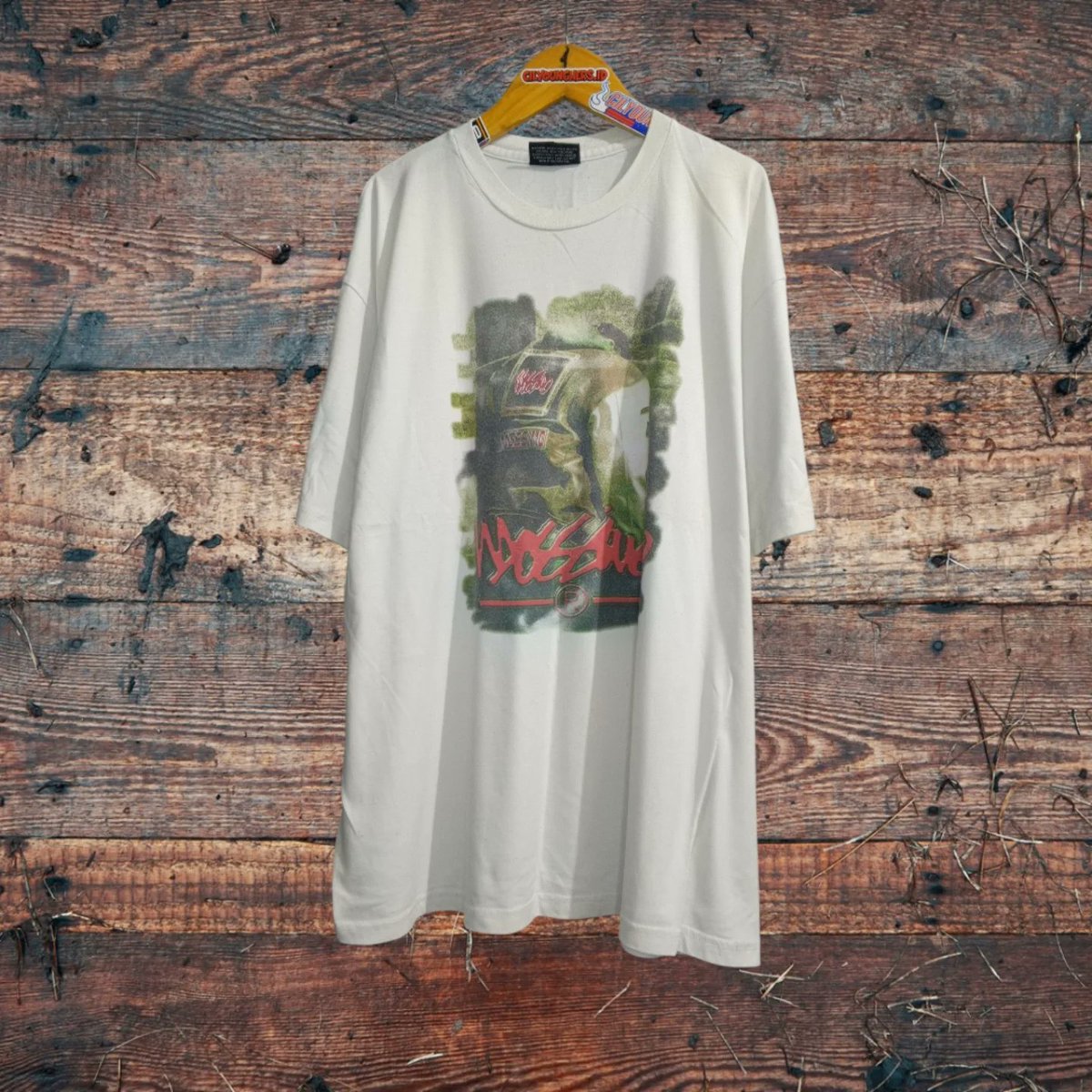 ZellaFanshuwpw's tweet photo. AVAILABLE: VTG MOSSIMO WEAR 
“SATURDAY NIGHT FEVER GRAPHIC” 
Built-up design with no side seams 
Double stitching on top and bottom 
Used, very good condition 
XL (75×63 cm) 
Free sticker and double packaging 
Share with friends who are looking for https://t.co/BipQjPNOXu