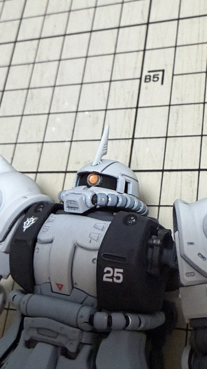 bookend839's tweet photo. #ザクパー2

シンマツナガ予備機

オール缶スプレーでチャレンジ
スミイレはしてません

ラバーブラックと
インシグニアホワイトが好きなんす

特別な工夫はほとんどしてないっす
手持ちのメタルパーツを総投入したぐらい
（モノアイとパイプとバーニア）

あとは既存ディテールの掘り込みぐらいっす

スパイクが通常の倍あるので大変でした

あとシールドがないので大きめデカールを貼れませんでした

ジオン徽章は右胸がスタンダードかと思ってたんですが、会場見回ったら左の方が多かったっす
 
両肩スパイクはまた作りたいっす