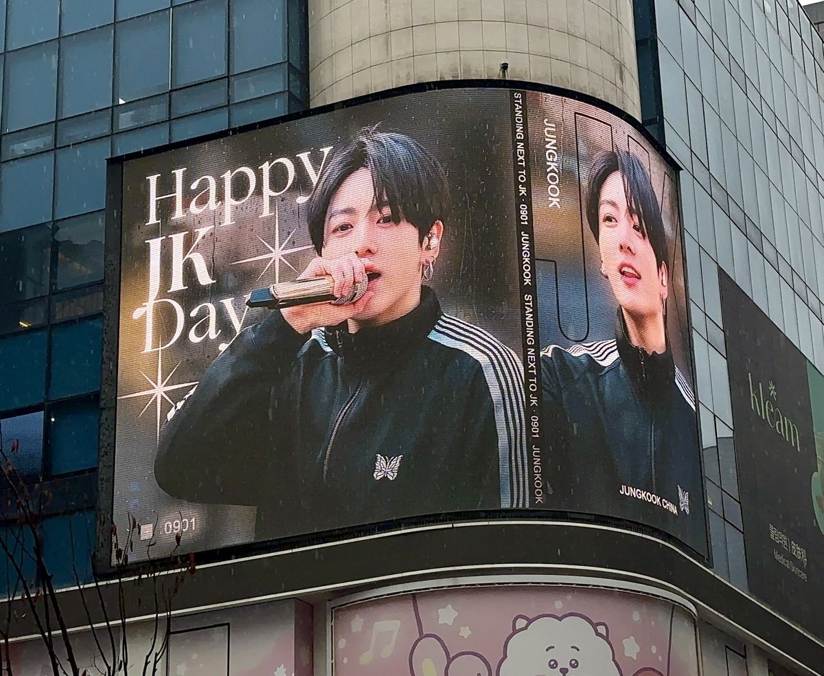 Jungkook__China's tweet photo. Digital screens have gone live in Sinchon, Myeong‑dong, Seoul Station, Yeouido, Gangnam, Hongdae and Yongsan.
Seoul is surrounded by the beautiful Jungkook✨🥺
#정국 #JUNGKOOK #BTS @BTS_twt https://t.co/3Mbh9nmYkp