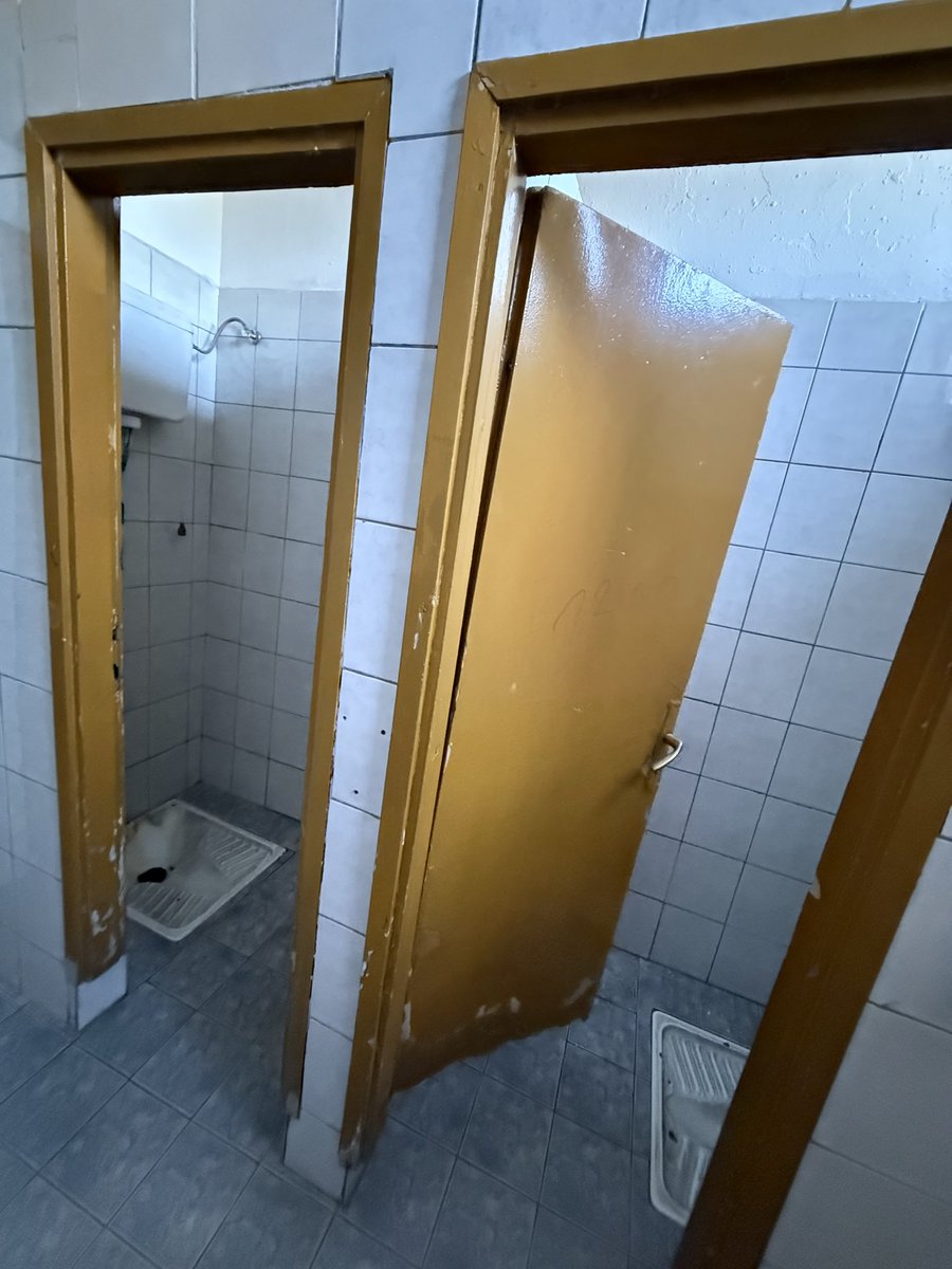 JDobrilovic's tweet photo. @RadicNevenTify Toalet u tim istim školama u BL, rekla je učiteljica da će biti tutorijal za čučavac jer djeca nisu nikada vidila. https://t.co/QOJfiLhZXo