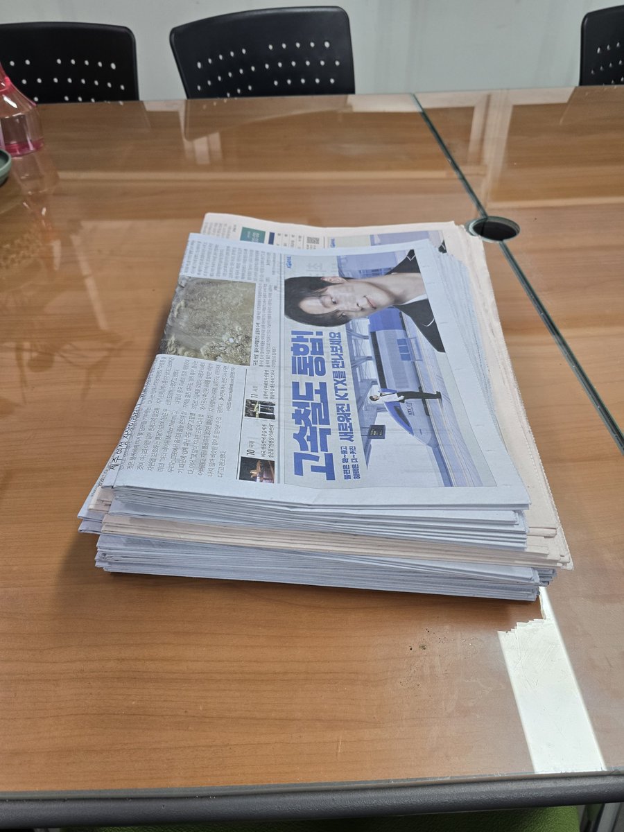 3a1mg7's tweet photo. 아니 신문종류가 일케많은지 오늘 허떤남자 덕에 알게됏자나 ㅋㅋ
신문필요하신분 착불로 나눔해영
#허남준신문 #코레일광고 https://t.co/UB3fchluGQ