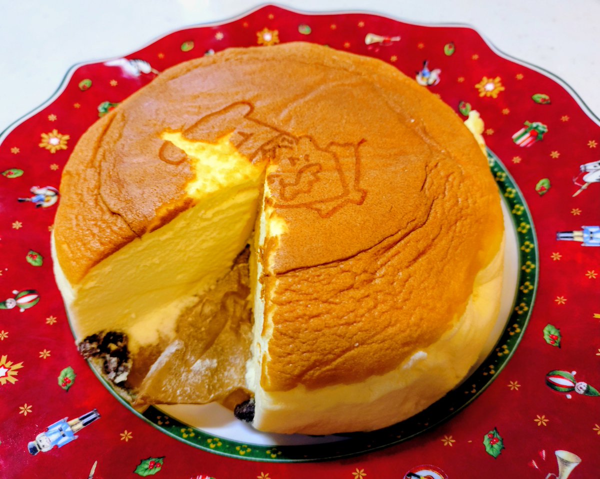 moon_cosmos's tweet photo. 姪お勧めの大阪だけで販売している「りくろーおじさんのチーズケーキ」買ってみました。

さっそく帰宅して食べてみたらふわふわしてて、口の中で溶けてしまうような、とっても軽いケーキで、美味しかったです。

東京にもお店あるといいのに。 https://t.co/nrC3xuN9Ww