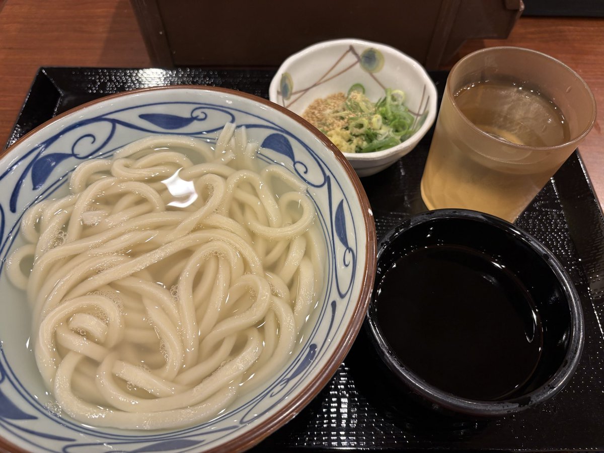 HATCH88CS's tweet photo. 本日「丸亀製麺釜揚げうどん半額の日」来ました〜🙌✨
好きな天ぷらはやめときました🥺 https://t.co/TVQqNACxaB