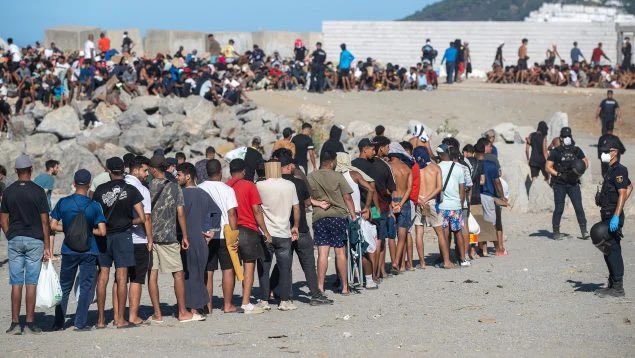 MPSnoserinde's tweet photo. 🚨 MONCLOA FINANCIA EL DESBORDE EN CEUTA MIENTRAS ASFIXIA A SUS COMERCIANTES

El Gobierno va a destinar el doble de fondos públicos a la atención de los migrantes que al rescate de las pymes y autónomos locales. El hecho objetivo es que el tejido empresarial de la ciudad autónoma acumula ya unas pérdidas de 33 millones de euros por el colapso de la actividad comercial mientras los negocios se quedan sin auxilio.

Regar con millones de euros la logística de la saturación fronteriza mientras se abandona a los autónomos que levantan la persiana es una humillación insostenible. El Ejecutivo premia con recursos el descontrol perimetral y desprotege económicamente a los propios españoles que sostienen el territorio y pagan los impuestos con los que se sufraga este desastre.

La gran cuestión es si los ministerios buscan frenar el problema o si prefieren subvencionar el desorden de forma indefinida a costa del futuro de Ceuta.