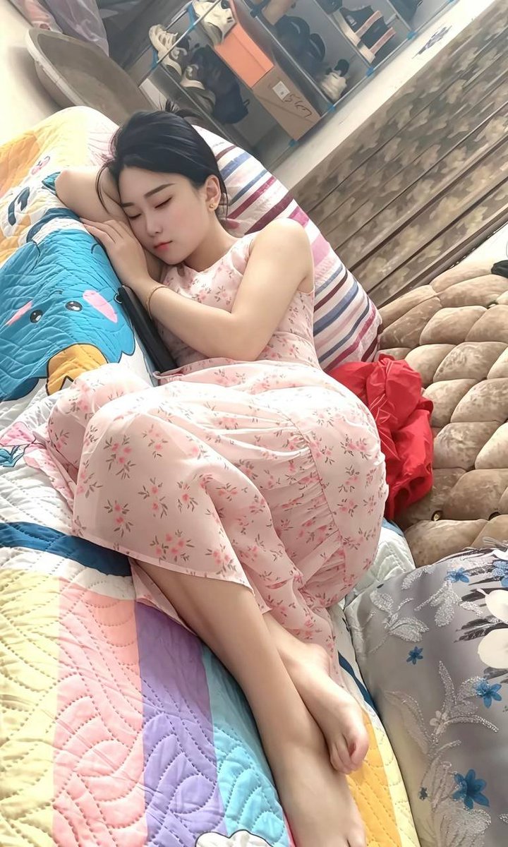 Vyck74's tweet photo. 隔壁老公长年出差 今天帮忙去给他家换灯泡 没有想到他还💤 我来帮忙疏通一下吧 #迷玩 https://t.co/d7hR7qh6ot