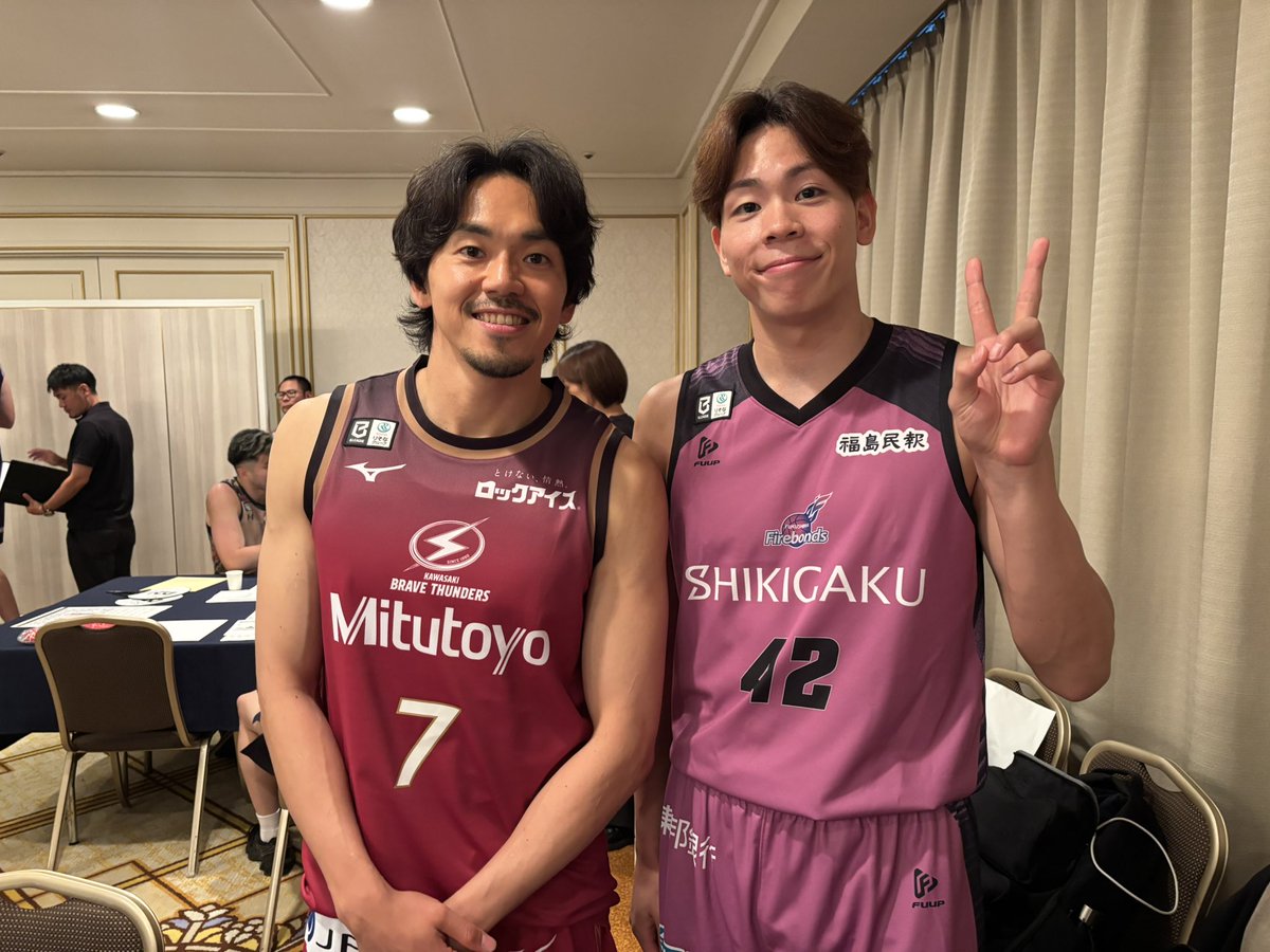 firebonds's tweet photo. #川崎ブレイブサンダース でずっと背中を追いかけてきた、憧れの #篠山竜青 選手と再会‼️

何度もご挨拶のタイミングを伺っていたものの、大忙しの篠山選手になかなか声をかけられず、ずっとソワソワしていたますこ😂

念願の再会に、無事ご挨拶できました🤝✨

川崎ブースターの皆さん‼️
ますこは今シーズン、福島でキャプテンを務めます🔥

福島でさらに成長していく益子の姿にも、ぜひ注目してください👀✨

#firebonds
#福島ファイヤーボンズ
@brave_thunders