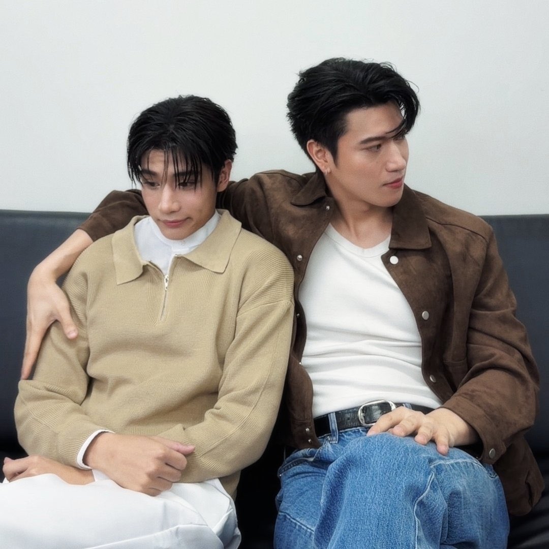 boiledeggjuseyo's tweet photo. คุณศาเค้าเป็นคนที่สูงชะลูดอย่างเดียวแต่ตัวบางม้ากมากอะ ยิ่งมาอยู่กับคุณอินที่เวทจนกล้ามปริและสูง 184 ก็ยิ่งเห็น size proportion ที่ต่างกันชัดเจน ไม่อยากจะคิดว่าถ้าคุณศาตัวเล็กกว่านี้สัก 4-5 cm. คุณศาได้เงยหน้ามองคุณอินจนปวดคอไม่ก็โดนคุณอินหนีบตอนกอดกันจนตัวแฟบแน่ https://t.co/PDfyzJUlfK