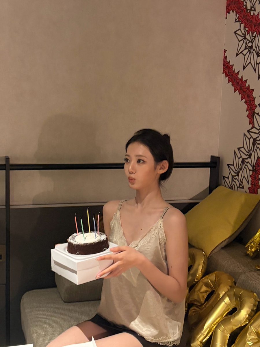 rorasloops's tweet photo. “August girl🩵” 

#RORA #로라 #李茶仁 #ロラ https://t.co/BoFluKUflB