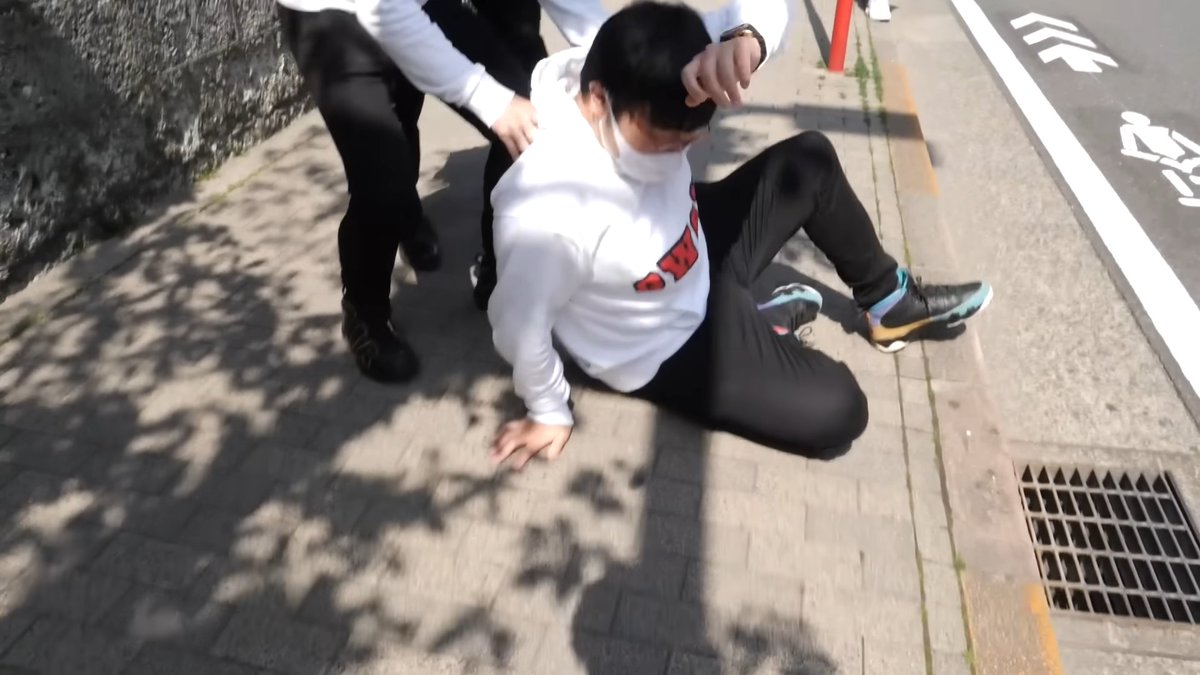ytranking's tweet photo. wakatte tvが早稲田大生の卒業証書に尻もち
5年前の動画が掘り起こされ、同大教授が「人としてどうかしている」と激怒

▼記事
https://t.co/2lonGnMb6F

2021年4月公開の早稲田大の卒業式取材動画で、高田ふーみんが卒業生から受け取った卒業証書を地面に置き、わざとらしく尻もちをついてその上に乗った
↓
この場面の切り抜きが8月29日にXで投稿され、1240万表示超
↓
9月1日、早稲田大理工学術院の教授が「うちの学生に何してくれるん」「この学生さんが許しても、私は許さない」と怒りのコメント