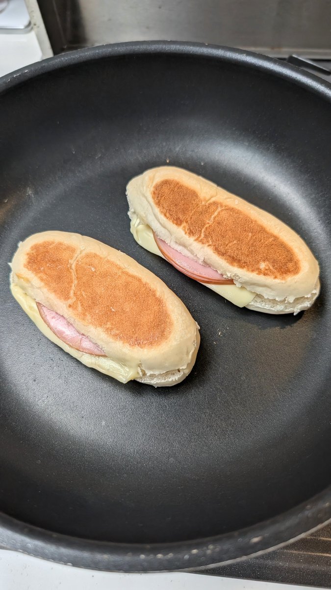 okakaricho's tweet photo. やっと見つけたー😭
今話題のパスコの米粉ロール！
ハムとチーズ挟んで少し焼くだけで
めちゃうまパニーニか爆誕するらしい✨️
調理時間5分もかからなかった！ https://t.co/nylnTlndOy