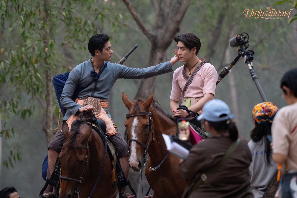 cuuthailand's tweet photo. กริ๊ง ๆ🛎️ คืนนี้มี #บุพเพสันนิวาส EP.8 !! 

ไม่ว่าจะฝนตก รถติดแค่ไหน ก็ต้องกลับบ้านให้ทัน 22.30 น. น้า รับรองว่ามีแต่เรื่องฟิน ๆ 👀

#LoveDestiny #CUUThailand https://t.co/cSLbqgG22j